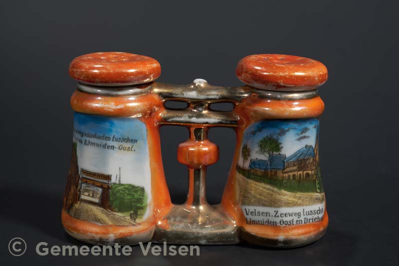 Sav. 28: Souveniraardewerk peper en zoutstel