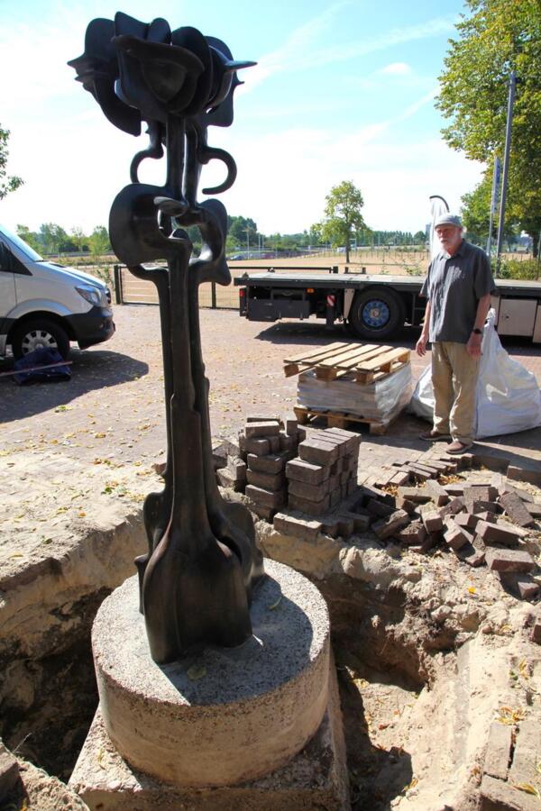 Eerste afbeelding op de Bronzen beeld Victor de Beijer herplaatst in Santpoort-Noord pagina