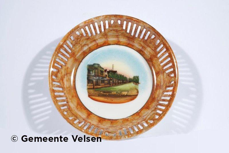 Sav. 10: Souveniraardewerk schaal