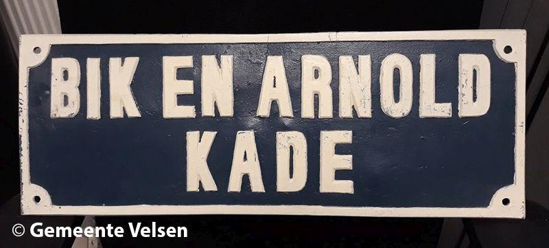 Sn 16: Straatnaambord Bik en Arnoldkade