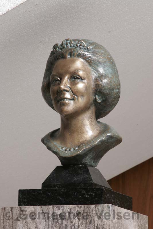 Borstbeeld van koningin Beatrix